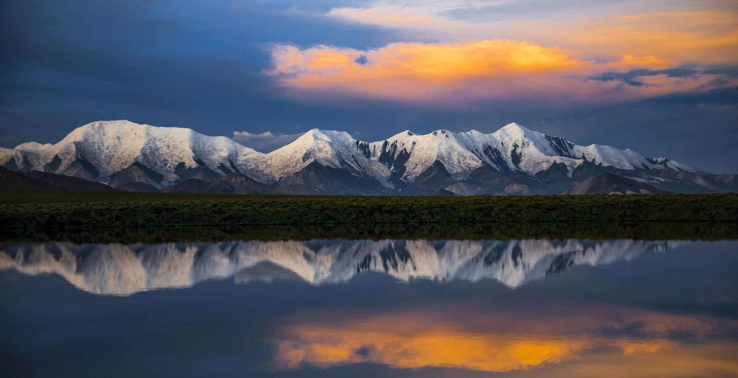 石占果《圣山》