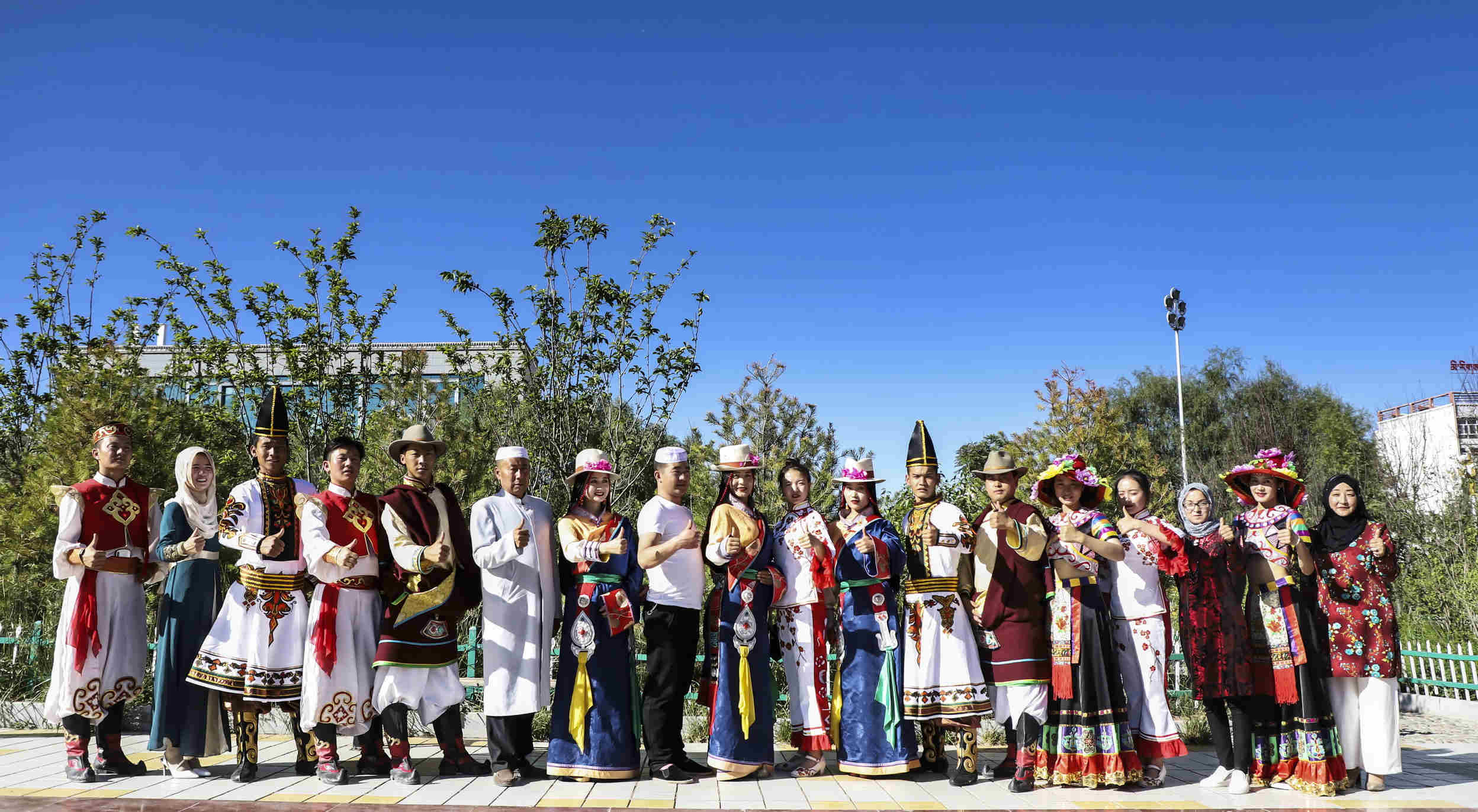 關卻才讓 《各族青年點贊新生活》